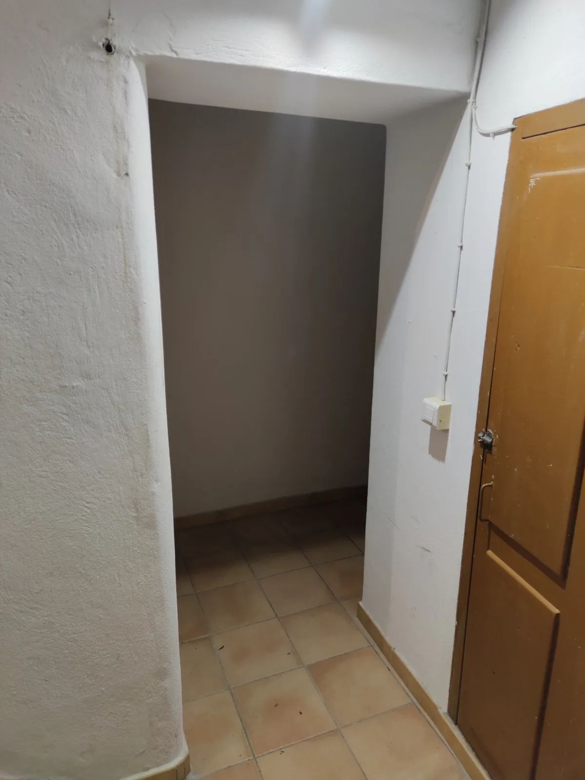 Palier intérieur avec les portes des appartements Piana et Calacuccia